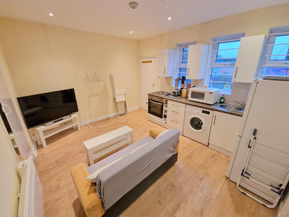 Super Studio With Two Bedrooms - Five Minutes From The Station! Londra Dış mekan fotoğraf