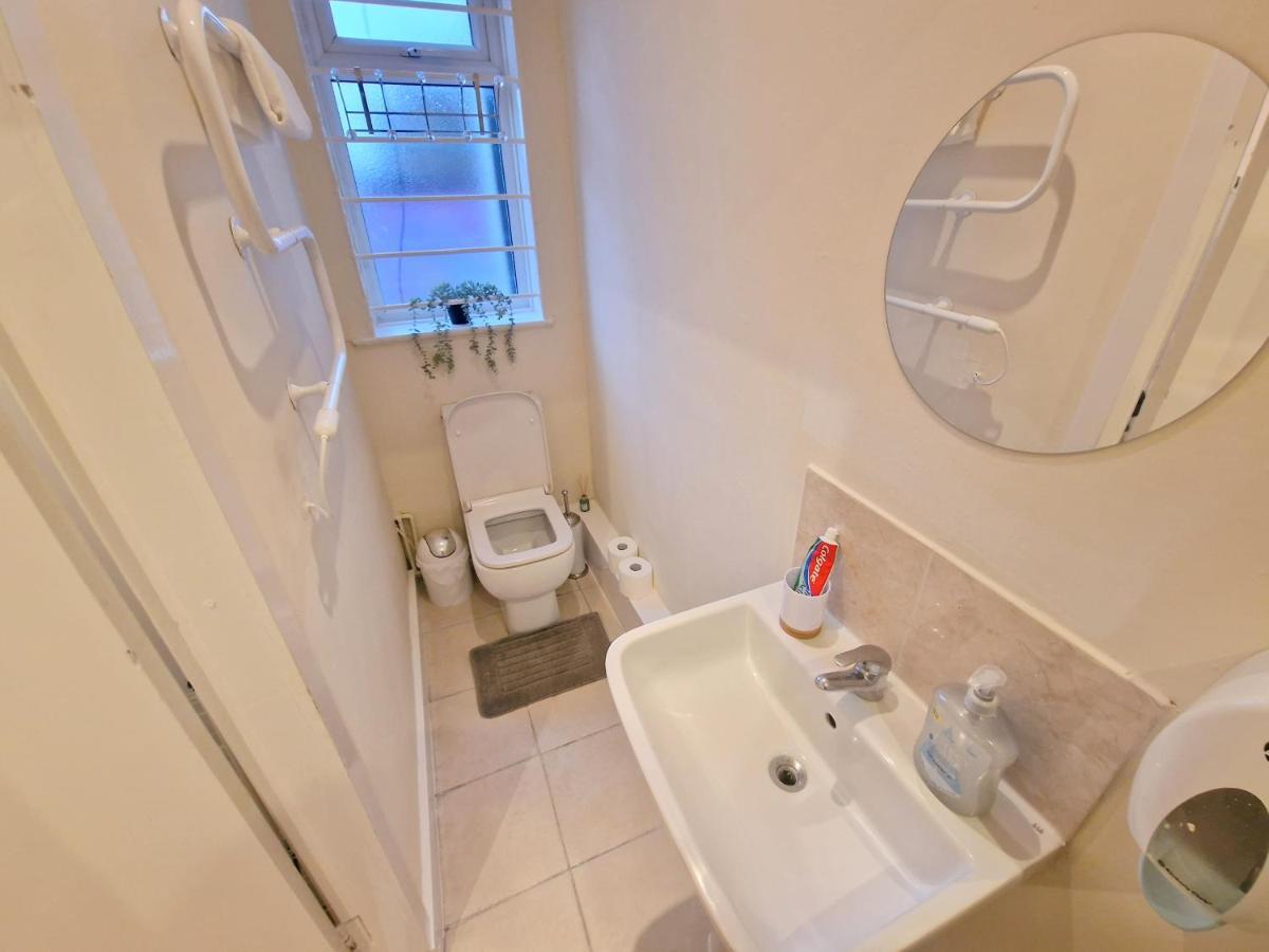 Super Studio With Two Bedrooms - Five Minutes From The Station! Londra Dış mekan fotoğraf