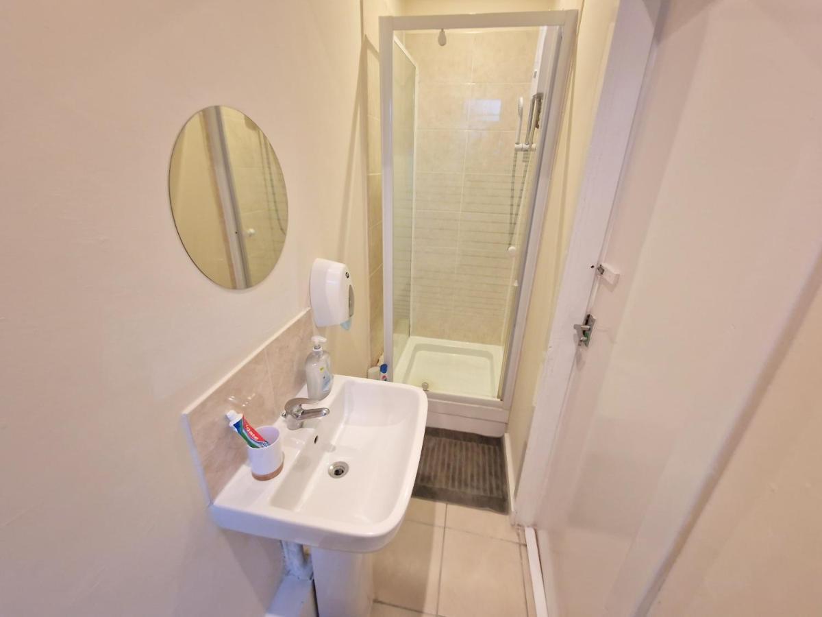 Super Studio With Two Bedrooms - Five Minutes From The Station! Londra Dış mekan fotoğraf